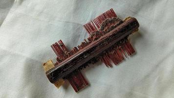 peine tradicional roto. está hecho de madera y bambú. generalmente utilizado por las mujeres para peinarse. foto