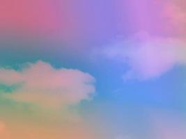belleza dulce rosa pastel naranja colorido con nubes esponjosas en el cielo. imagen de arco iris de varios colores. fantasía abstracta luz creciente foto
