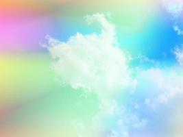belleza dulce verde pastel amarillo colorido con nubes esponjosas en el cielo. imagen de arco iris de varios colores. fantasía abstracta luz creciente foto