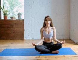 mujer joven en forma en ropa deportiva en diferentes asanas de yoga en interiores. concepto de yoga y deporte foto