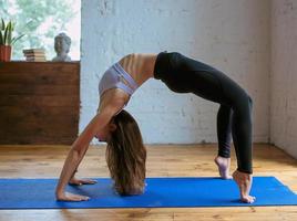 mujer joven en forma en ropa deportiva en diferentes asanas de yoga en interiores. concepto de yoga y deporte foto