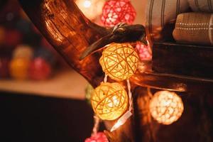 bombillas de luz de bolas de algodón de colores con fondo bokeh. foto