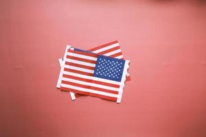 bandera americana en la vista superior de fondo rojo foto