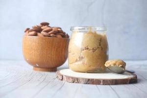 mantequilla de nuez de almendras entreabierta sobre una mesa foto