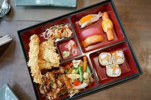 sushi y comida japonesa tradicional en la mesa con espacio para copiar, foto