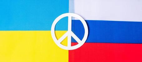 símbolo de paz con bandera de ucrania. y rusia oren, no a la guerra, detengan la guerra y el desarme nuclear foto