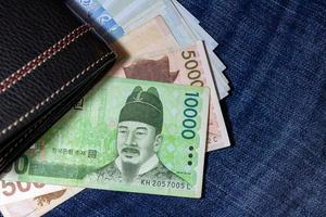 dinero coreano, billete de corea, won coreano con antecedentes de jean. foto