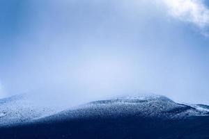 cierra la cima de la montaña fuji con cubierta de nieve y viento en la cima con podría en japón. foto
