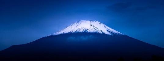 cierra el monte fuji por la mañana. foto