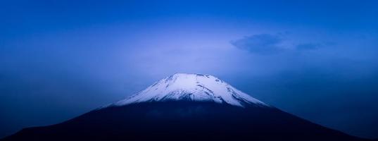 cierra el monte fuji por la mañana. foto