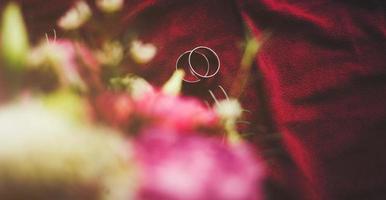 hermosos anillos de boda foto