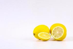 limón fresco con rodajas aislado sobre fondo blanco
