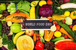 fondo de alimentos saludables de frutas y verduras frescas variadas en una composición plana creativa para el concepto del día mundial de la alimentación foto