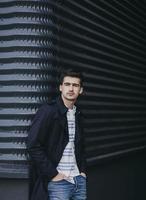 hombre elegante con chaqueta foto