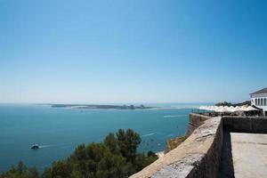 hermosa vista desde el fuerte de san felipe, en setubal, portugal. océano atlántico y comprota en el fondo foto