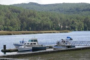 pequeños barcos amarrados foto