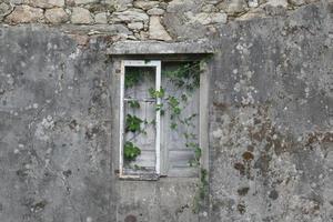 antiguo marco de media ventana blanca foto