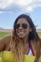 hermosa y feliz mujer latina con cabello largo sonriendo, pasándola bien, de vacaciones en mallorca concepto de vacaciones