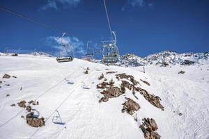 telesilla sobre la pintoresca montaña cubierta de nieve contra el cielo foto