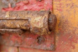 detalles de una antigua puerta de madera naranja foto