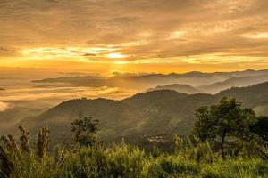 hermoso amanecer en doi kart phee el área remota de las montañas de las tierras altas en la provincia de chiang rai de tailandia. foto