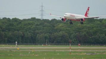 Airberlin Airbus A330 landing video