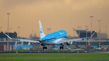 KLM Cityhopper Embraer approaching