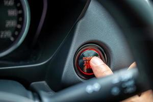 Presione con el dedo el botón de arranque del motor y parada del coche moderno.