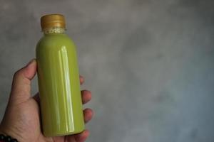 té verde matcha en botella de plástico