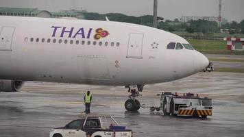 Thai Airways being towed video