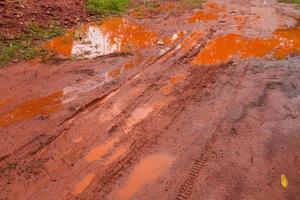 camino de barro después de la lluvia en Tailandia foto