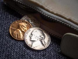monedas de dólar estadounidense colocadas fuera de la billetera. foto