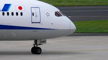 ana boeing 787 dreamliner in rullaggio video