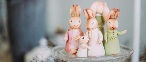 concepto de vacaciones familiares de pascua. familia de conejos foto