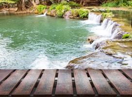 puente de madera en el parque natural waterfal para el fondo de la naturaleza foto