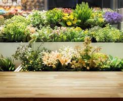 flor decorativa en el producto de exhibición de la mesa de madera foto