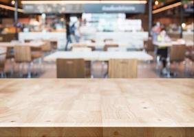 mesa de madera vacía con fondo de restaurante borroso foto