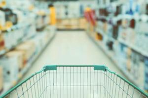 carrito de compras con pasillo de tienda de electrónica borrosa foto