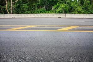 fondo de textura de carretera asfaltada con línea discontinua amarilla foto