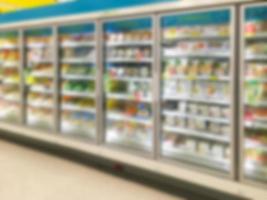 refrigeradores comerciales en un gran supermercado foto