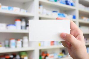paquete de medicamentos de mano sobre farmacia