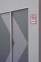fondo de señal de prohibido fumar en la decoración de la pared gris en el área pública y marco vertical foto