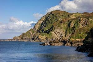 acantilados típicos en la costa norte de devon foto