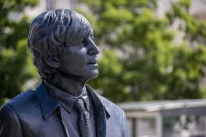 liverpool, reino unido, 2021. estatua de john lennon de los beatles foto