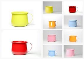 un colorido juego de tazas o tazas de zinc de colores. foto