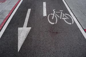 señal de tráfico de bicicletas en la carretera en la calle foto