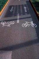 señal de tráfico de bicicletas en la carretera en la calle foto