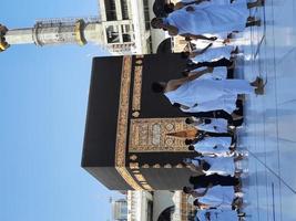 makkah, arabia saudita, 2021 - visitantes de todo el mundo están realizando tawaf en la masjid al-haram en makkah. foto