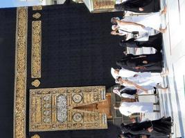 makkah, arabia saudita, 2021 - visitantes de todo el mundo están realizando tawaf en la masjid al-haram en makkah. foto