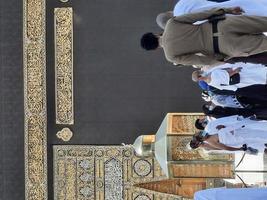 makkah, arabia saudita, 2021 - visitantes de todo el mundo están realizando tawaf en la masjid al-haram en makkah. foto